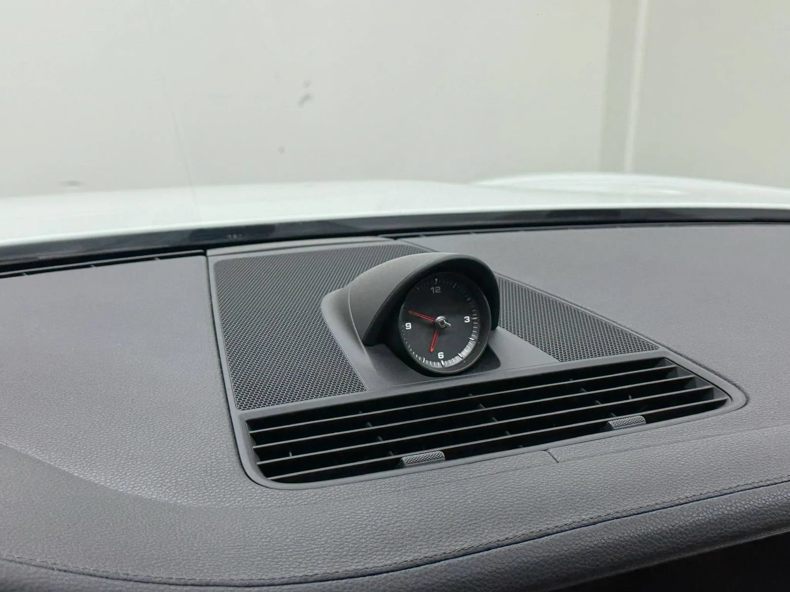 Used 2018 Porsche Panamera RWD image 27