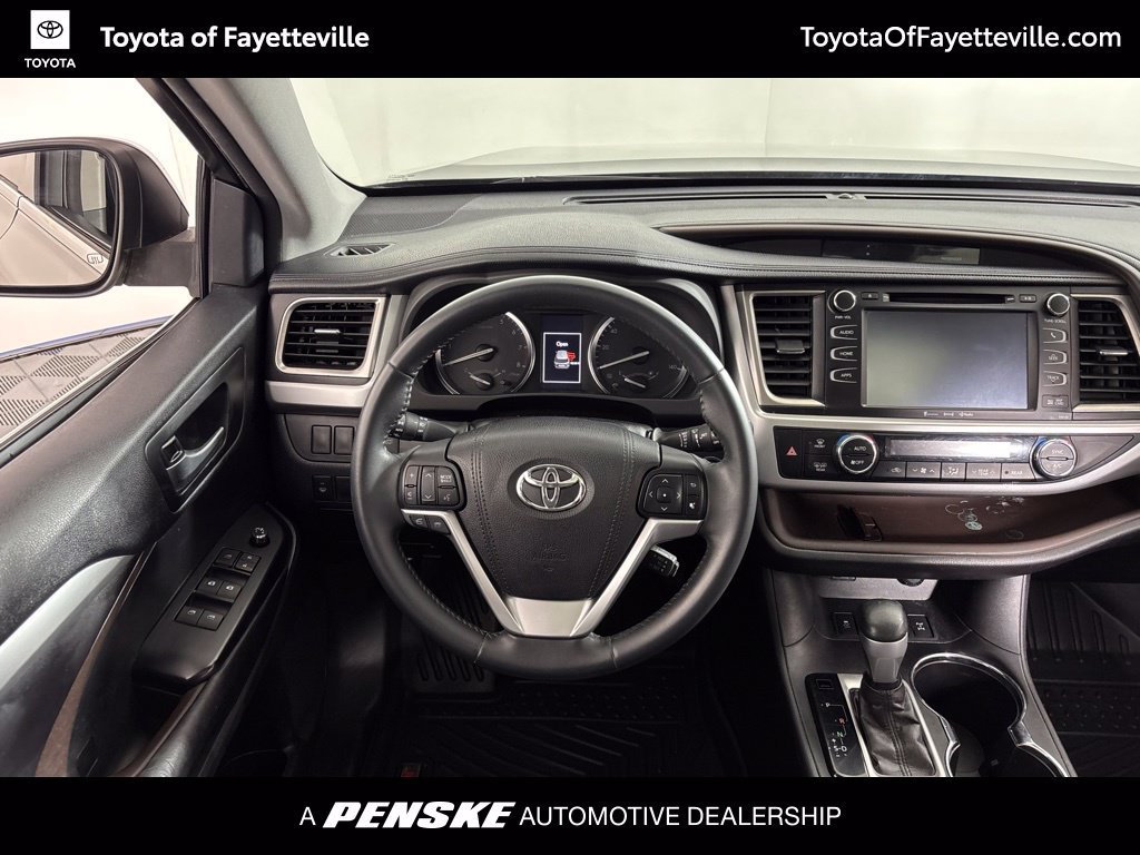 Used 2016 Toyota Highlander XLE AWD/4WD image 2