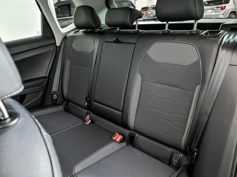 Used 2025 Volkswagen Taos SE image 15