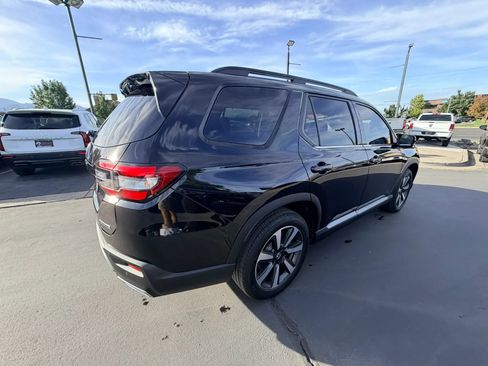 Used 2025 Honda Pilot Touring image 3