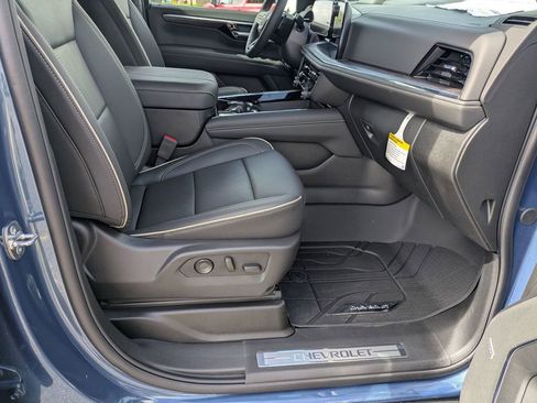 New 2025 Chevrolet Suburban Premier w/ Sun And Tow Package image 38