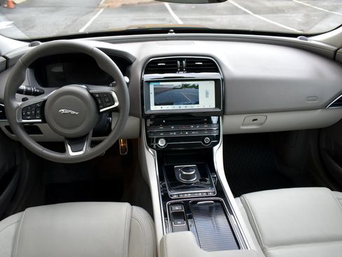 Used 2019 Jaguar XE Prestige image 16