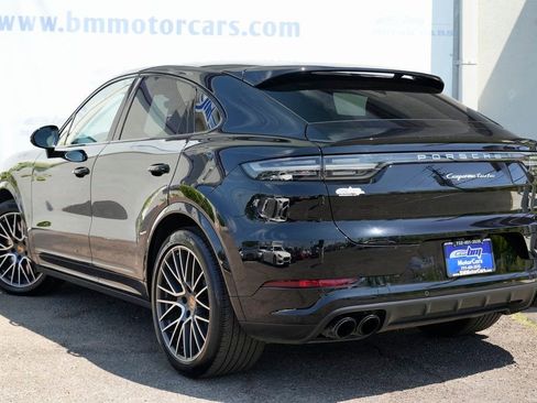 Used 2022 Porsche Cayenne Turbo image 4