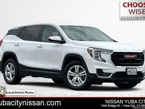 Used 2024 GMC Terrain SLE image 1