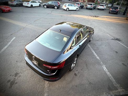 Used 2024 Volkswagen Jetta SE FWD image 8