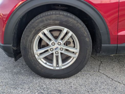 Used 2022 Ford Explorer XLT w/ Equipment Group 202A image 9