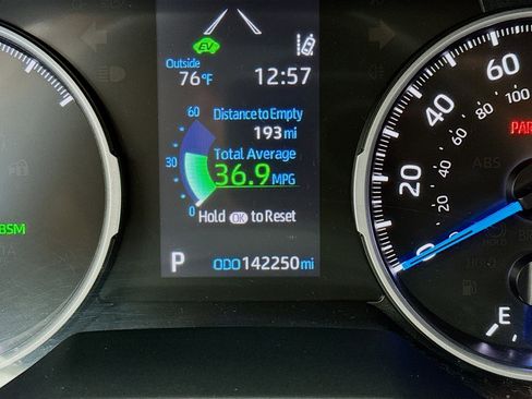 Used 2022 Toyota RAV4 XLE Premium image 8