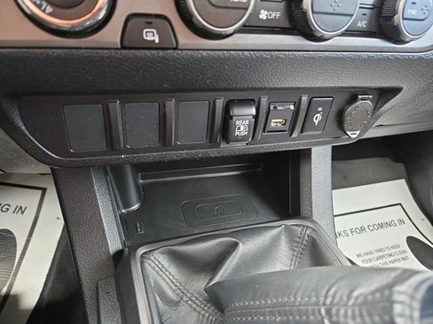 Used 2022 Toyota Tacoma TRD Off-Road AWD/4WD image 25