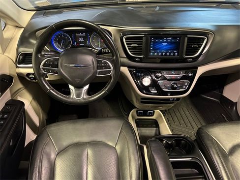 Used 2020 Chrysler Pacifica Touring-L image 17