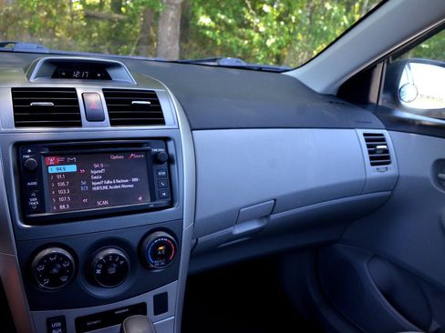 Used 2013 Toyota Corolla LE FWD image 17