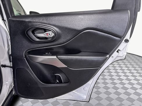 Used 2019 Jeep Cherokee Latitude Plus image 28