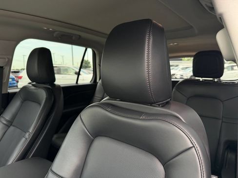 Used 2025 Lincoln Aviator 2WD image 11