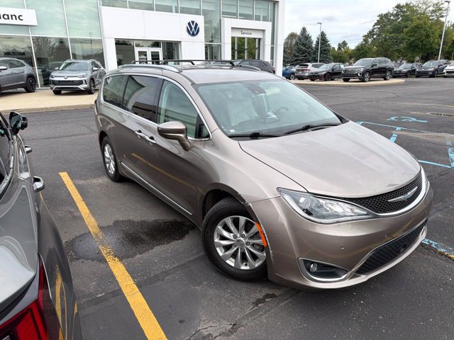 Used 2018 Chrysler Pacifica Touring-L Plus FWD image 1