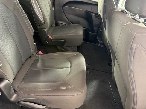 Used 2023 Chrysler Pacifica Touring FWD image 22