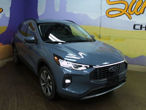 Used 2025 Ford Escape Platinum AWD/4WD image 2