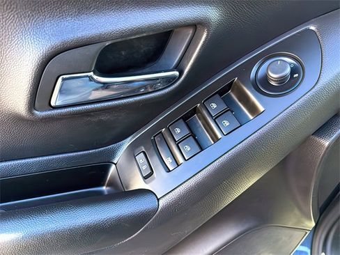 Used 2022 Chevrolet Trax LT w/ LT Convenience Package image 19
