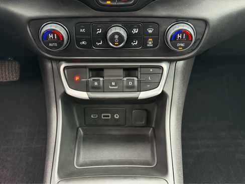 Used 2023 GMC Terrain SLE w/ Driver Convenience Package image 25