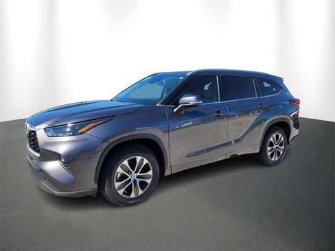 Used 2022 Toyota Highlander XLE image 2