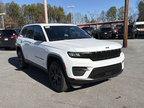 New 2025 Jeep Grand Cherokee Altitude image 4