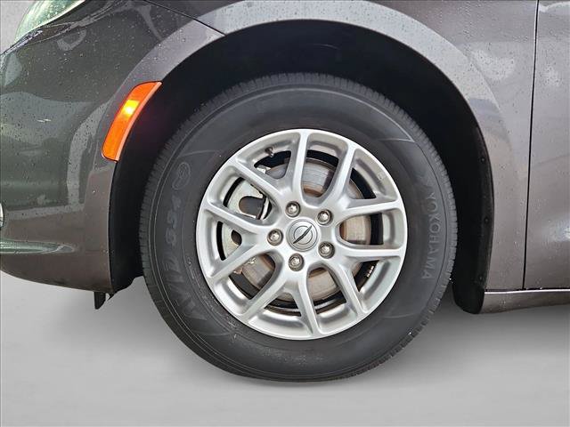 Used 2023 Chrysler Pacifica Touring-L FWD image 24