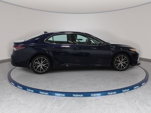 Certified 2021 Toyota Camry XLE w/ Navigation Upgrade Package FWD image 4