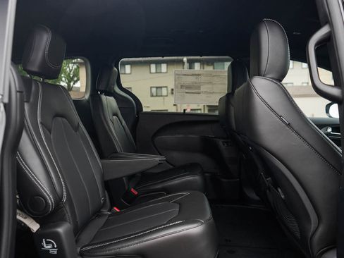 New 2026 Chrysler Pacifica Select image 13