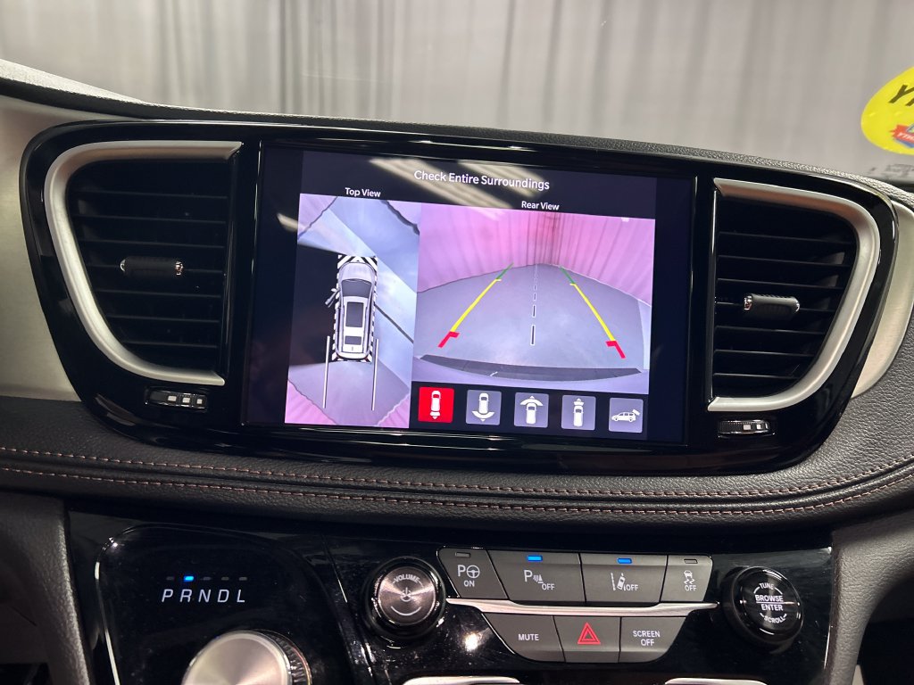 Used 2024 Chrysler Pacifica Pinnacle FWD image 18