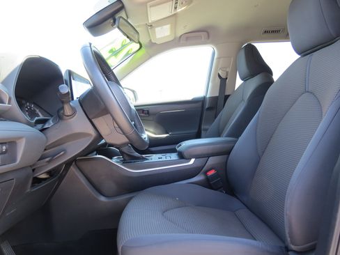 Used 2023 Toyota Highlander LE image 16