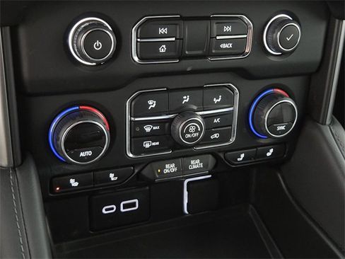 Used 2024 Chevrolet Suburban LT image 26