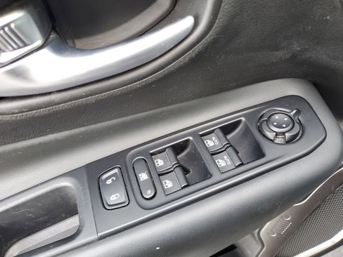 Used 2021 Jeep Renegade Limited image 15