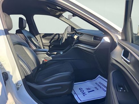 Used 2024 Jeep Grand Cherokee Altitude image 11