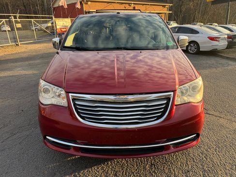 Used 2011 Chrysler Town & Country Limited image 2
