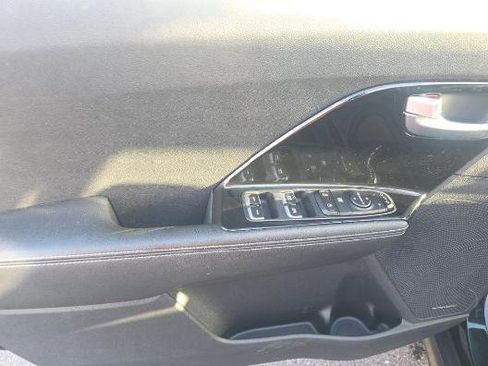 Used 2022 Kia Niro EX image 22