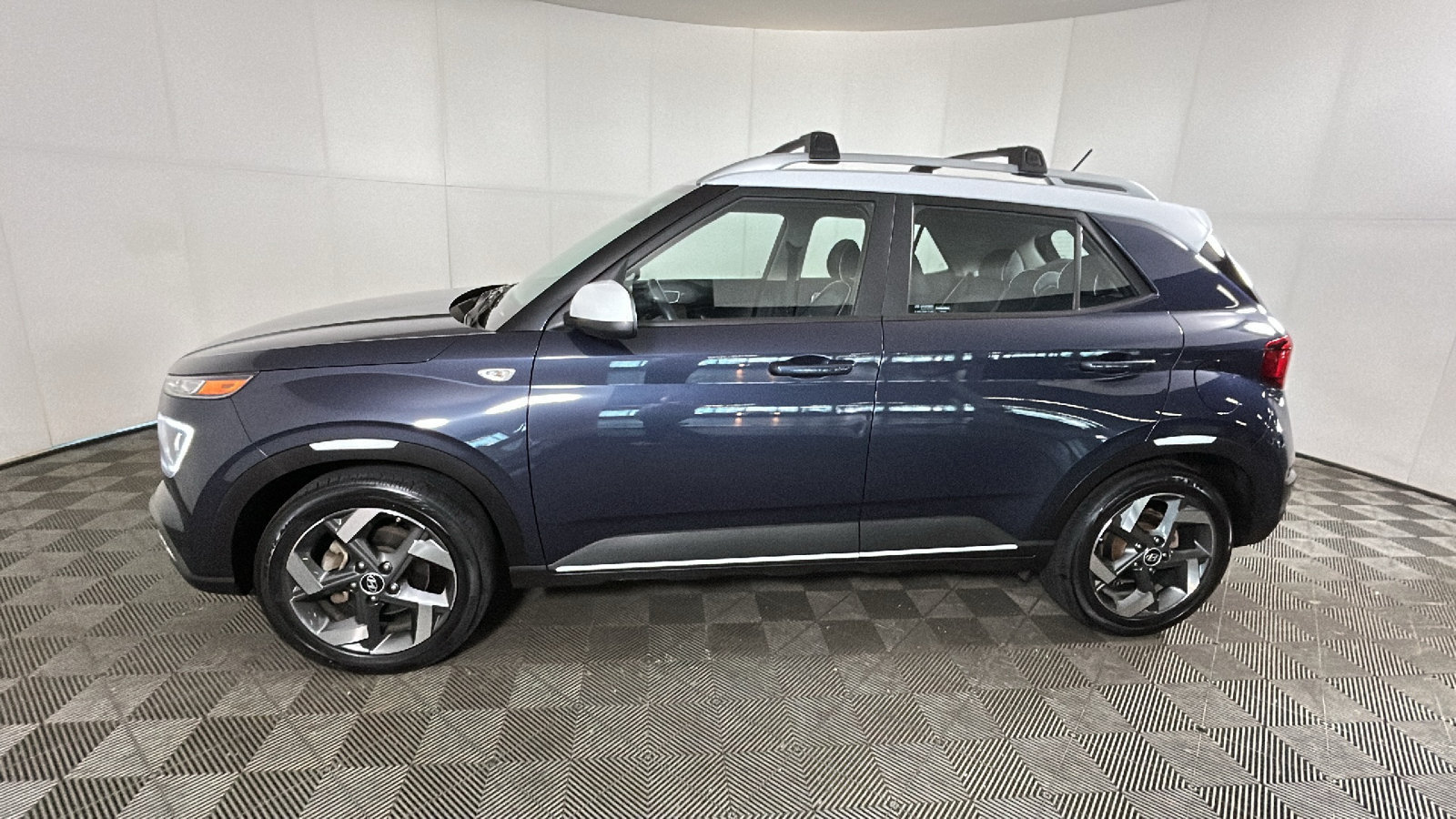 Used 2023 Hyundai Venue Limited FWD image 7