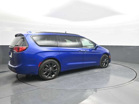 Used 2019 Chrysler Pacifica Touring-L Plus w/ Advanced Safetytec Group FWD image 8