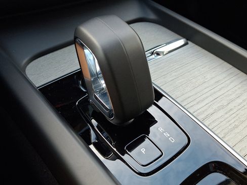 Used 2025 Volvo XC60 B5 Plus image 15