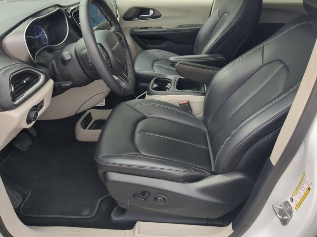 Used 2024 Chrysler Pacifica Limited FWD image 18