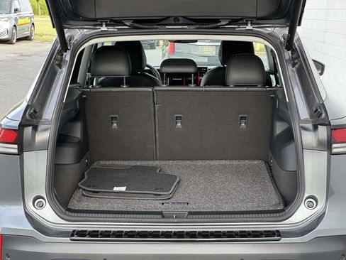 Used 2025 Volkswagen Tiguan SE AWD/4WD image 15