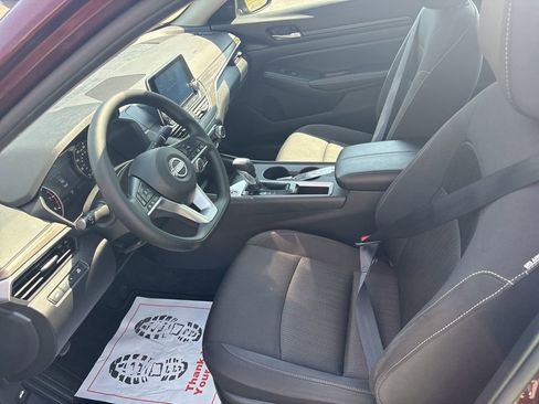Used 2025 Nissan Altima 2.5 SV FWD image 14