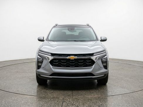 Used 2025 Chevrolet Trax LT image 2