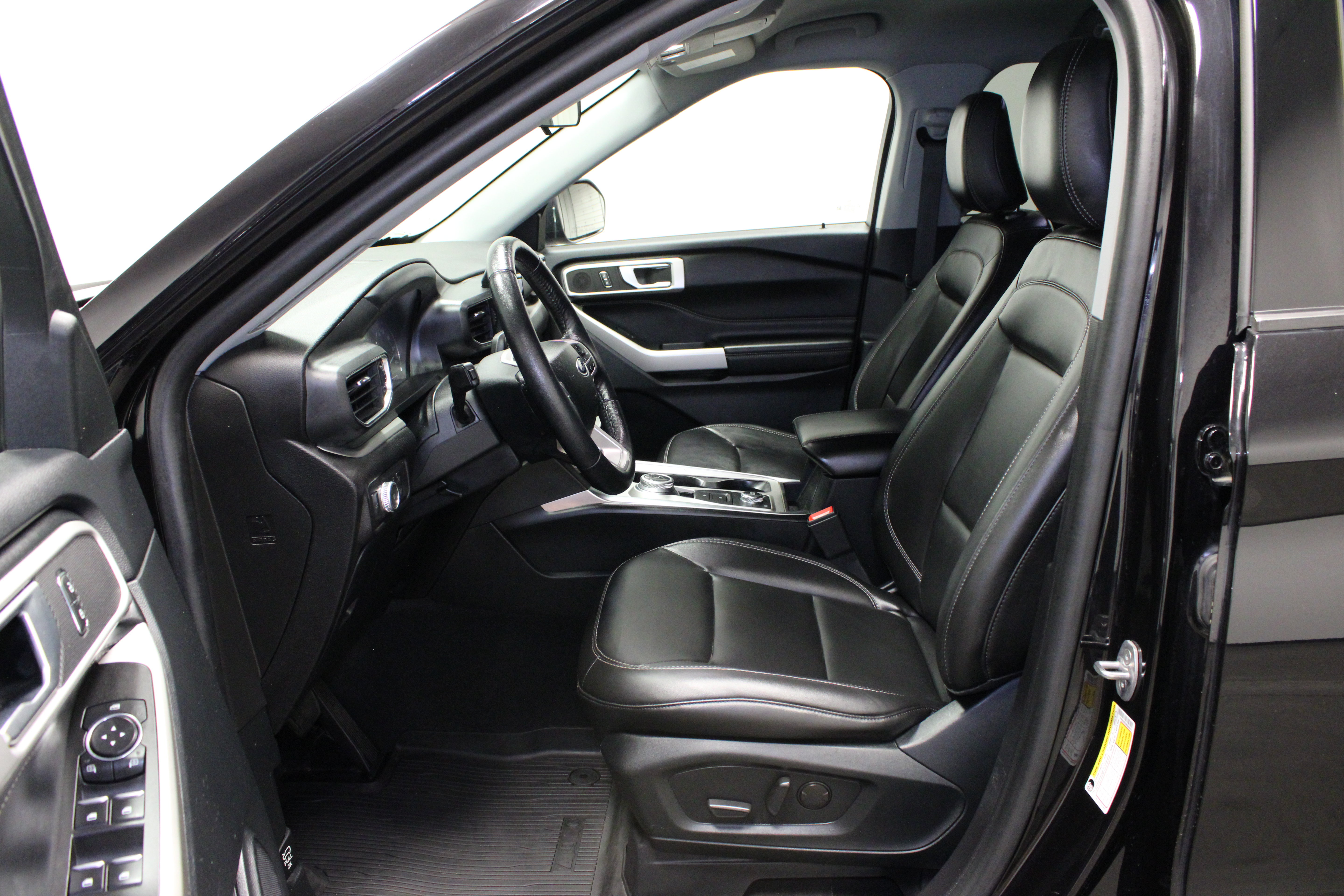 Used 2022 Ford Explorer XLT w/ Equipment Group 202A AWD/4WD image 14