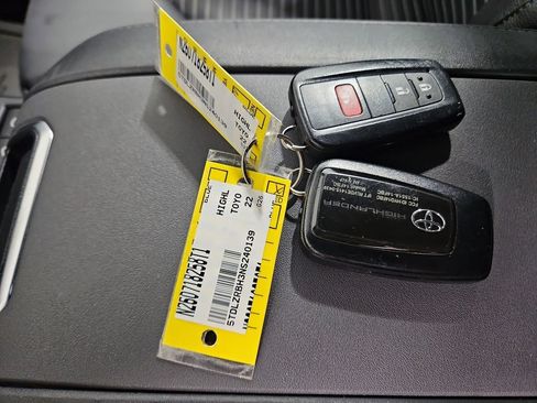 Used 2022 Toyota Highlander XSE AWD/4WD image 29