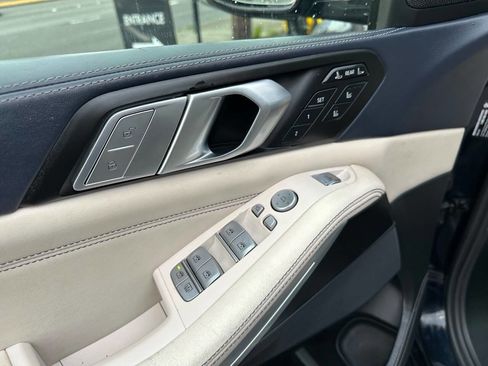 Used 2022 BMW X7 xDrive40i w/ M Sport Package AWD/4WD image 47