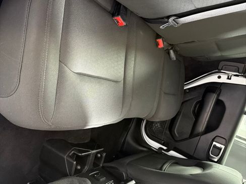 Used 2019 Jeep Wrangler Unlimited Sahara AWD/4WD image 20
