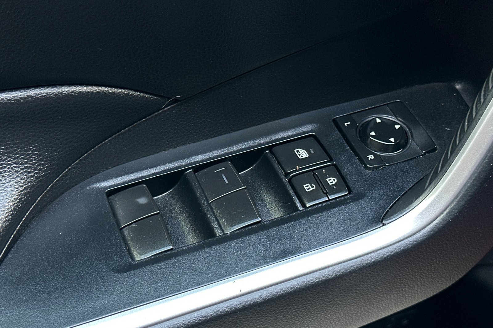 Used 2020 Toyota RAV4 LE AWD/4WD image 14
