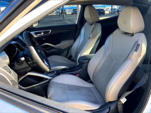 Used 2013 Hyundai Veloster w/ Style Pkg image 7