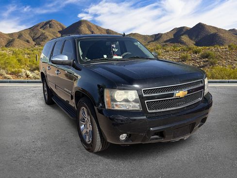 Used 2014 Chevrolet Suburban LT RWD image 7