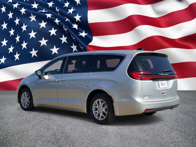 Used 2024 Chrysler Pacifica Touring-L FWD image 10
