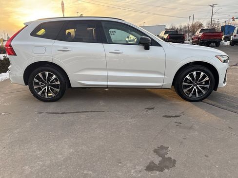 Used 2025 Volvo XC60 B5 Plus image 4