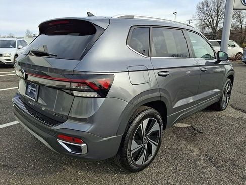 Certified 2025 Volkswagen Taos SE w/ Panoramic Sunroof Package image 6